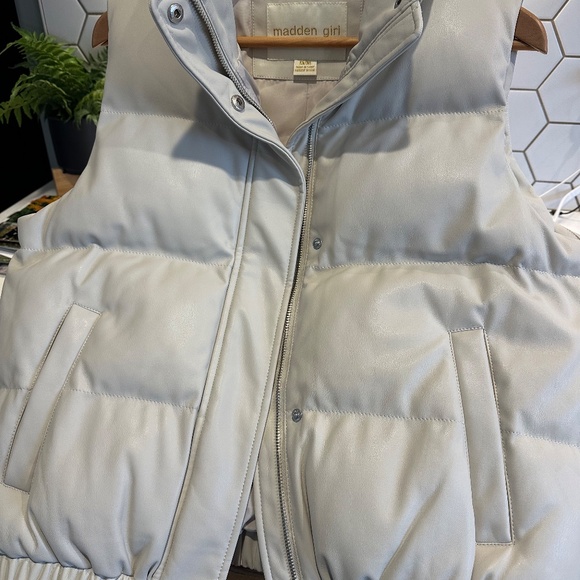Madden Girl Puffer Vest - Picture 4 of 4